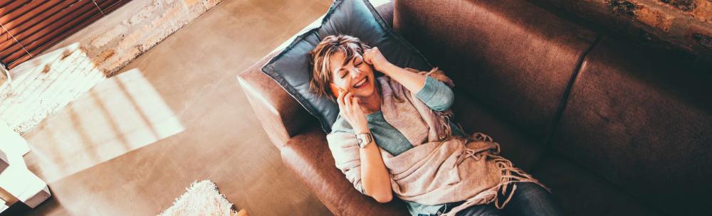 foto - vrouw krijgt telefoon dat huis gekocht is